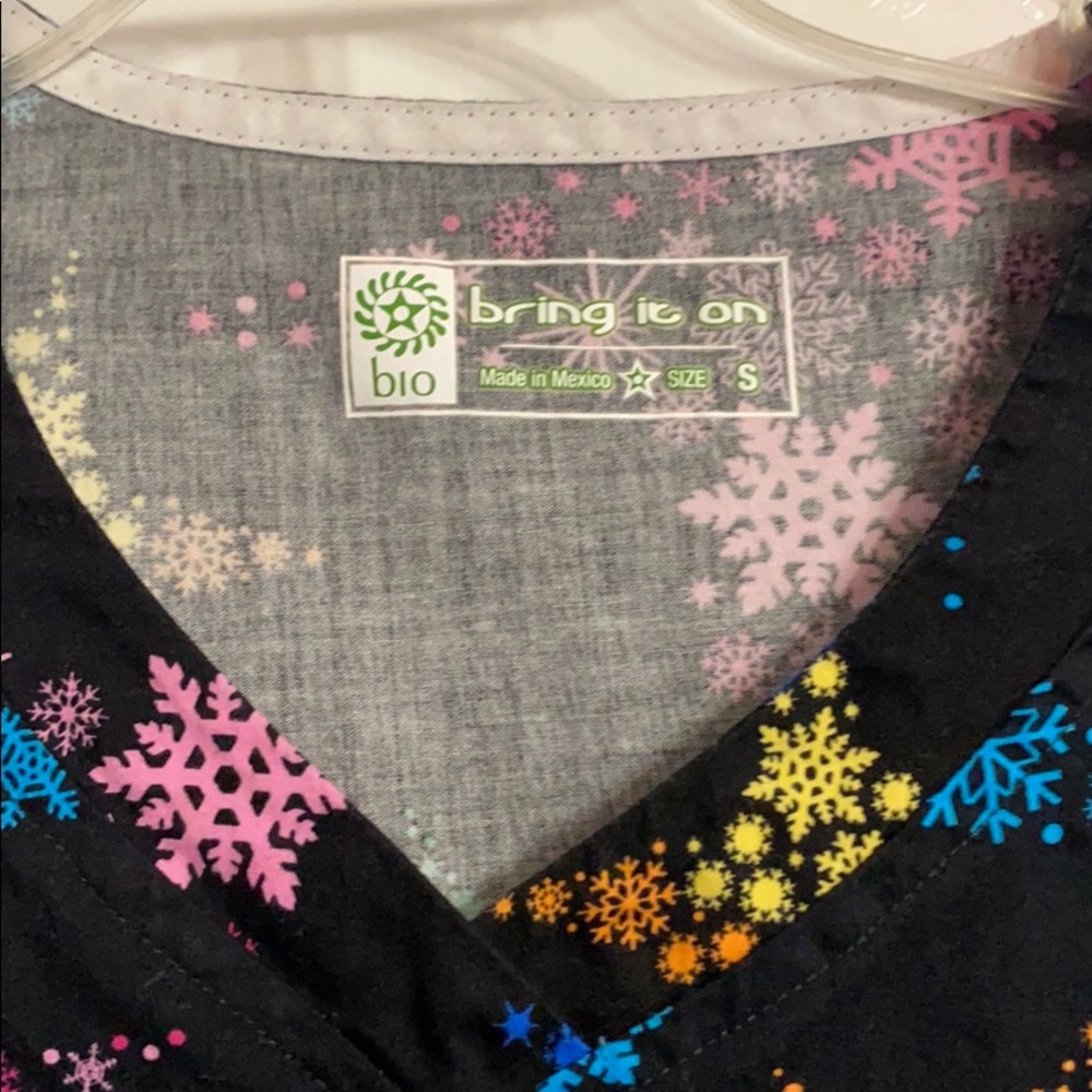 Small Snowflake Scrub Top - Picture 3 of 4